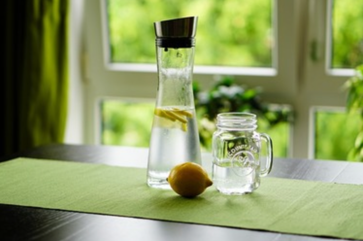 7 Benefits of Adding Lemon to Your Water
